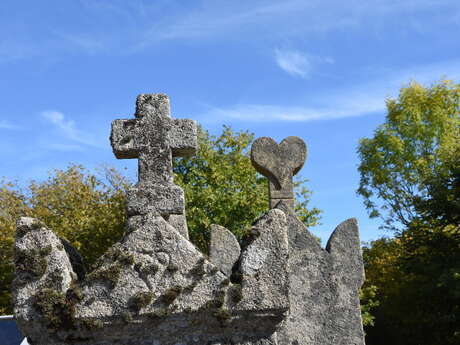 Dans les allées du cimetière