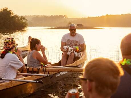 Pirogue hawaïenne au coucher du soleil avec apéritif