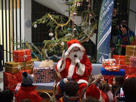 Arrivée du Père Noël en dameuse !