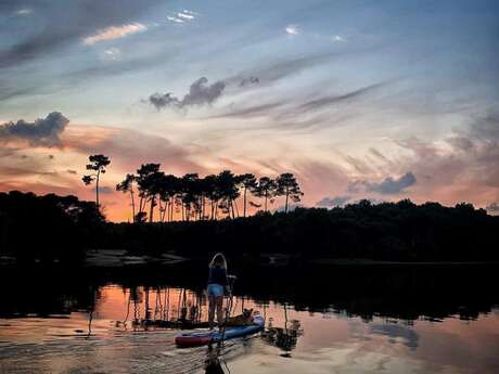 Paddle sur le lac au coucher du soleil