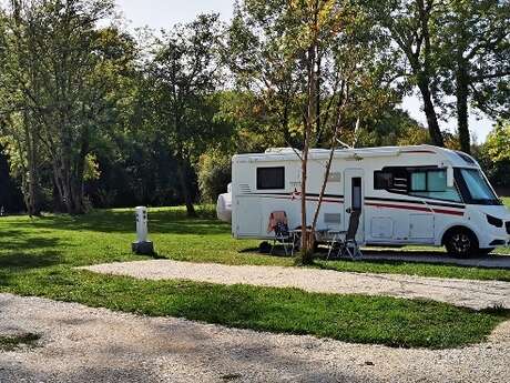 Aire municipale de stationnement de Bourdeilles