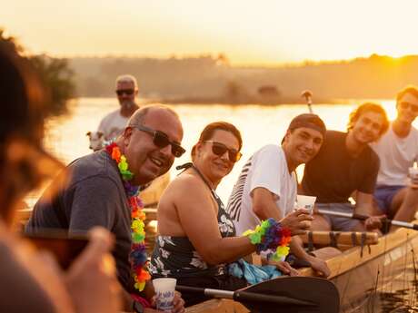 Pirogue hawaïenne au coucher du soleil avec apéritif
