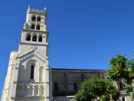 Basilique et carillon Notre Dame de Buglose