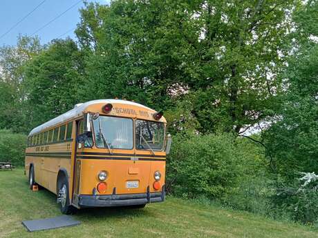 Le School Bus Crown (Camping La Perle)