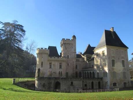 Campagne en écomobilité - Au bord de la rivière, un château