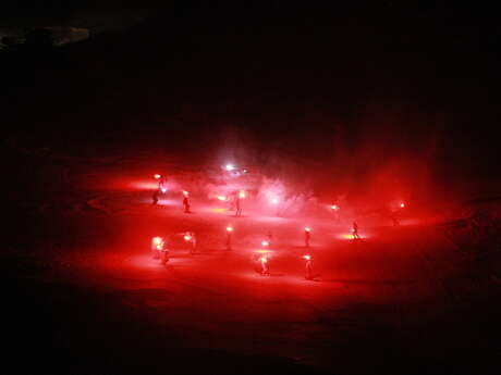 Descente aux flambeaux des enfants et moniteurs