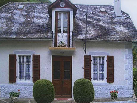 MAISON AU BORD DU RUISSEAU