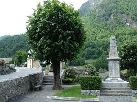 LA VIEILLE TOUR ET LE MONUMENT AUX MORTS