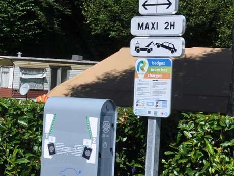 BORNE DE RECHARGE POUR VÉHICULE ÉLECTRIQUE