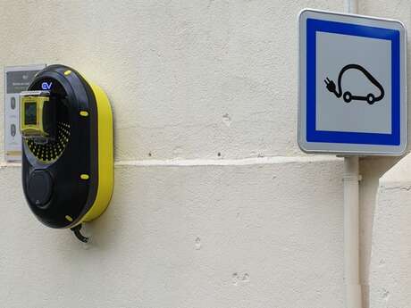 BORNE DE RECHARGE POUR VÉHICULE ÉLECTRIQUE