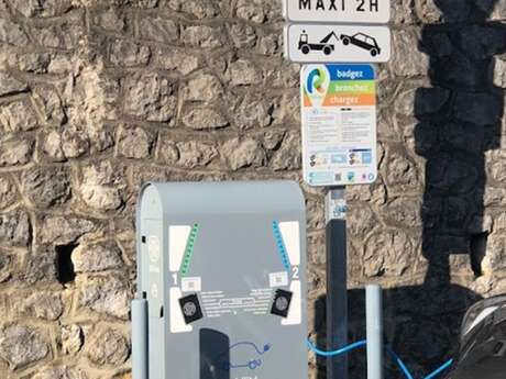 BORNE DE RECHARGE POUR VÉHICULES ÉLECTRIQUES