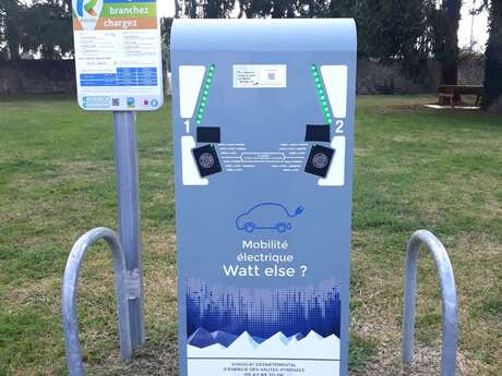 BORNE DE RECHARGE POUR VÉHICULE ÉLECTRIQUE