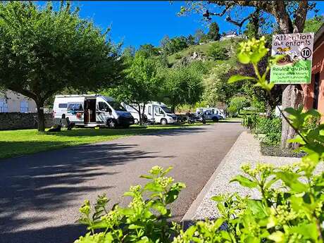 AIRE POUR CAMPING-CARS - CAMPING "LA POMMERAIE"