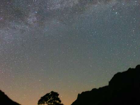 DES MONTAGNES AUX ETOILES