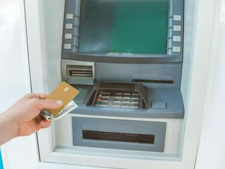 DISTRIBUTEUR AUTOMATIQUE DE BILLETS