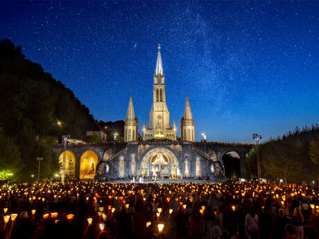 Procession mariale aux flambeaux