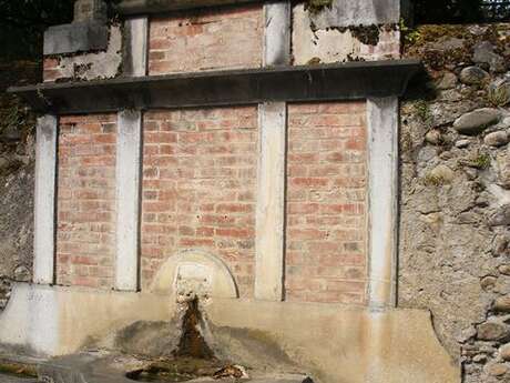 FONTAINE TUZAGUET SURMONTEE DE STATUES