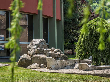 LA FONTAINE DE LA BIBLIOTHEQUE