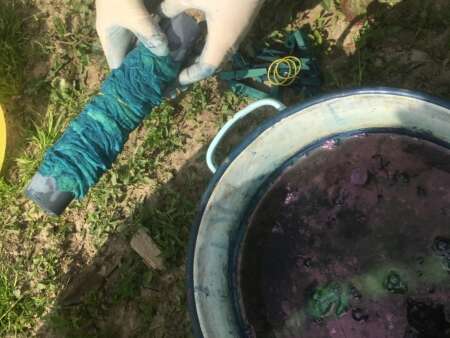 ATELIER « INDIGO ET TECHNIQUE DU SHIBORI » AVEC HÉLÈNE ROCHE ATELIER « INDIGO ET TECHNIQUE DU SHIBORI » AVEC HÉLÈNE ROCHE