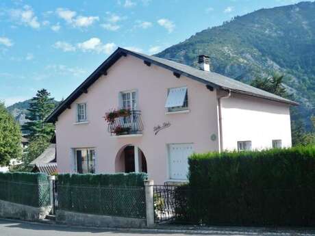 FERME MONGEAT APPARTEMENT DANS MAISON "VILLA REZ-DE-CHAUSSEE"