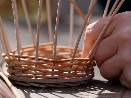 Atelier de vannerie : chapeaux