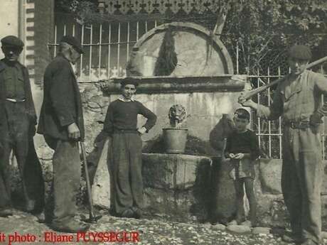 FONTAINE TUZAGUET A L'ENTREE DE LA RUE DES FONTAINES