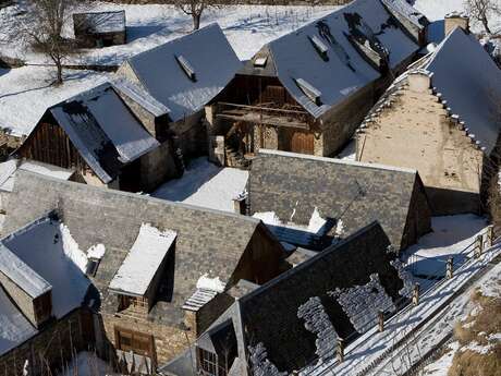 Le village de Génos et ses ardoisières