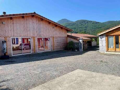 MAISON AU PIED DES MONTAGNES AVEC PISCINE