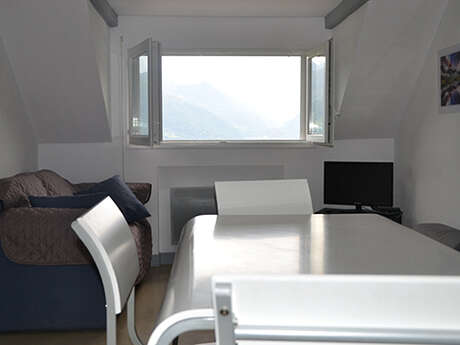 APPARTEMENT DANS MAISON