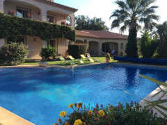 LES MELIAS - GÎTE DANS MAISON COMTEMPORAINE AU CALME AVEC GRAND JARDIN