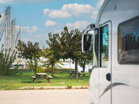 AIRE D'ACCUEIL ET DE STATIONNEMENT CAMPING-CARS DE SAINT-CYPRIEN