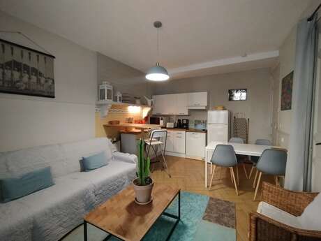 GÎTE ASPRES - GITE DANS MAISON, L'ABRI SOUS ROCHE