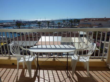 BEAU STUDIO VUE SUR LE PORT