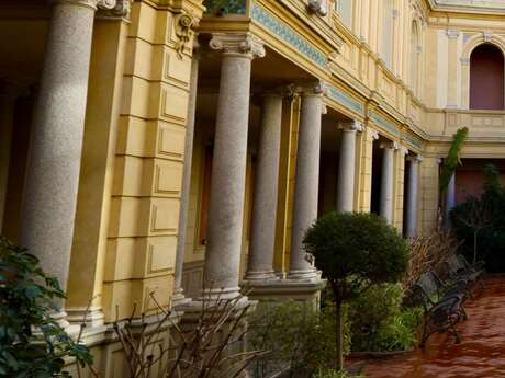 COLONNES, ENTRE SUPPORT ET DÉCOR