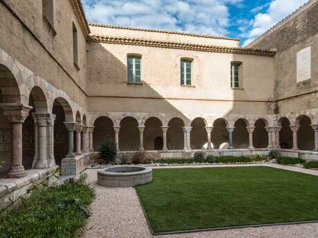 CLOITRE ET EGLISE ABBATIALE DE ST GENIS DES FONTAINES