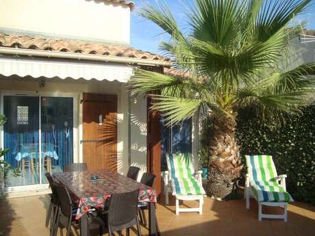 MAISON DANS RESIDENCE AVEC PISCINE À 150M DE LA PLAGE.