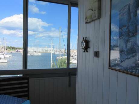 BEL APPARTEMENT AVEC LOGGIA VUE MER ET PORT - T2 - 4 PERS.