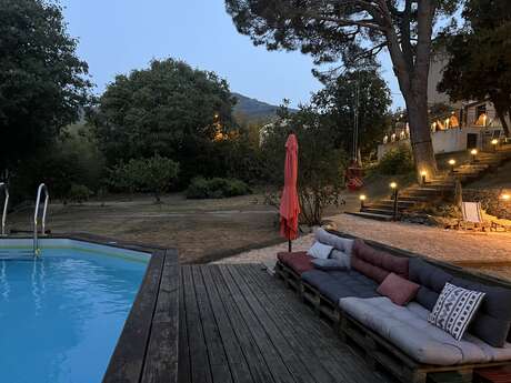 LA MAISON PRÈS DE LA RIVIÈRE