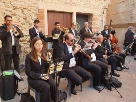 BALLADA AVEC LA COBLA LES CASENOVES