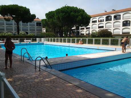 DANS UN PARC PRES DE L'EAU