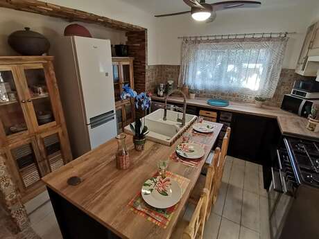 GÎTE AVEC JARDIN ET PISCINE AU CALME DANS PETIT VILLAGE VITICOLE