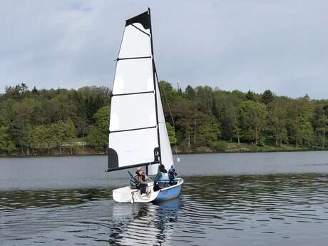 Voilier 7 personnes "Ludic" Lac des Settons - ACTIVITAL
