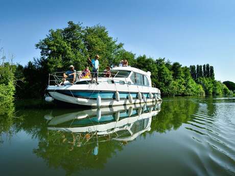 Journée en bateau électrique ou pénichette sur la Mayenne