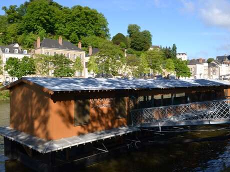 Le bateau Lavoir Saint-Julien