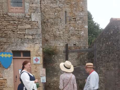 VISITE FLASH DU DONJON avec une guide costumée