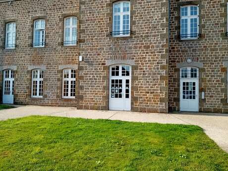 Le Père Noël et le loup à la médiathèque de Ambrières