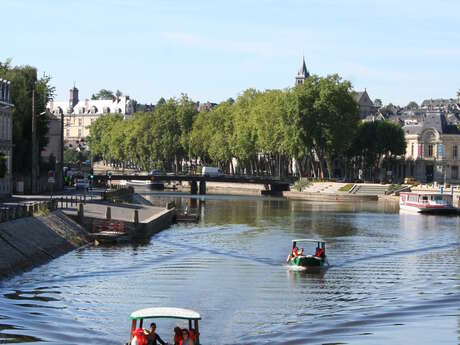 Bateau à moteur (capucine) - Halte fluviale