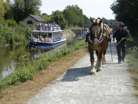 Croisière sur la Mayenne à bord du bateau-promenade "l'Hirondelle" au départ de Grez-Neuville