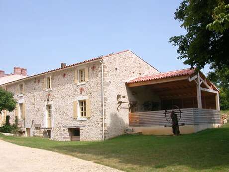 Maison en pierres et son moulin à eau avec piscine et spa