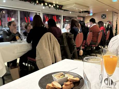 Dîner Croisière des Lumières Dîner Croisière des Lumières